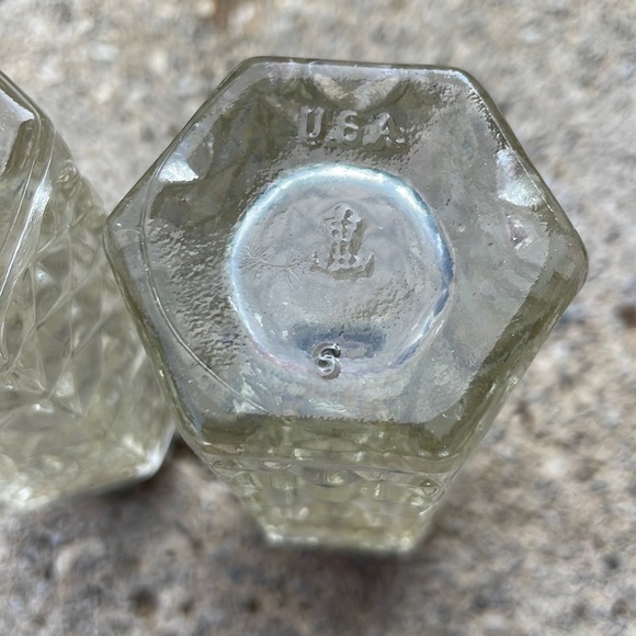 Vintage Anchor Hocking Pressed Glass Crystal Salt and Pepper Shakers - Picture 3 of 4